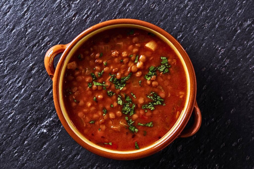 Sabia que é possível fazer uma sopa de lentilhas vermelhas sem usar carne? Vamos conferir a receita completa!