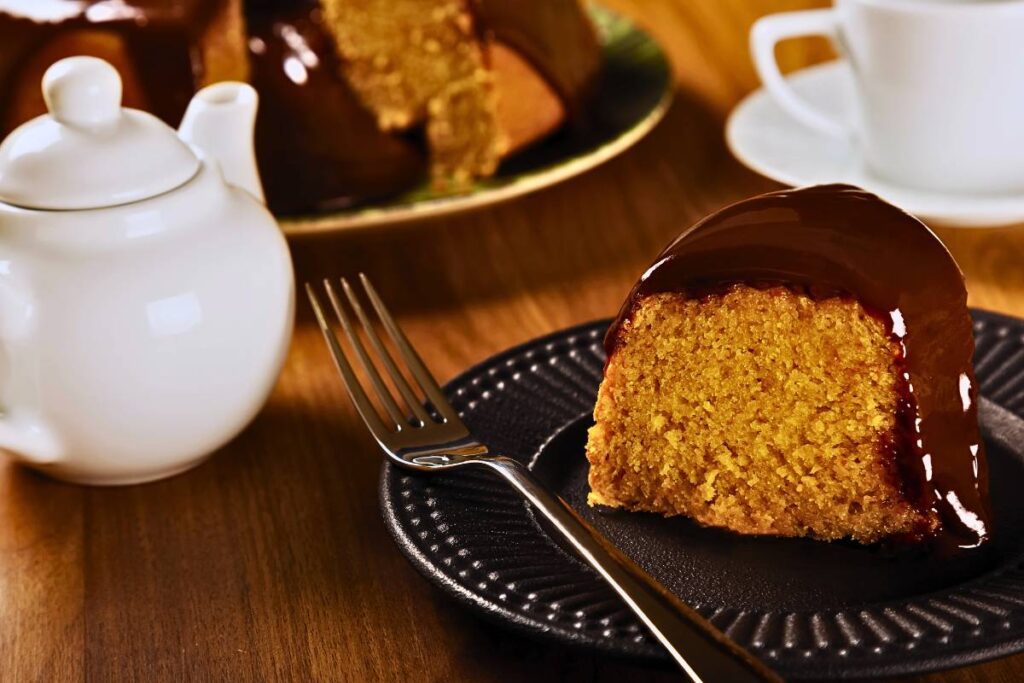 Vamos preparar um Bolo de Cenoura Vegano com Cobertura de Chocolate que vai surpreender o seu paladar.