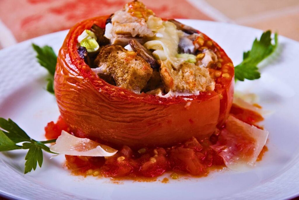 Essa receita de Tomate recheado assado na AirFryer combina a simplicidade com um sabor incrível, criando um prato que impressionará a todos.