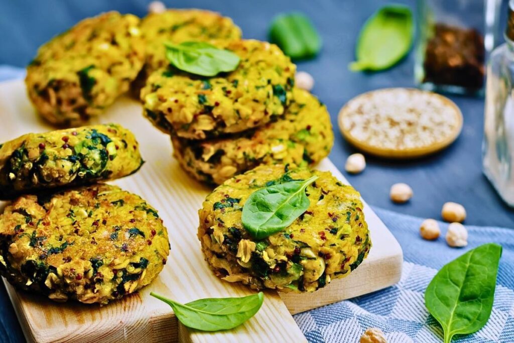 Esses bolinhos de quinoa e espinafre são saudáveis e ricos em proteínas, tornando-os uma ótima escolha para vegetarianos.