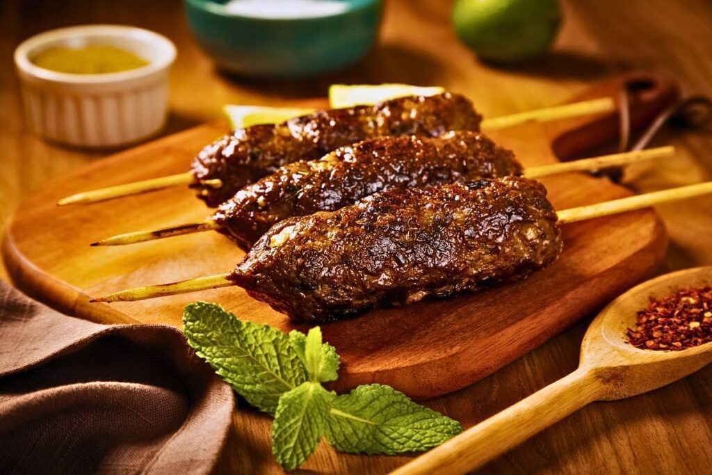 Surpreenda seus convidados com essa Kafta suculenta e o irresistível creme de cebola. Fácil de fazer, perfeito para o churrasco!