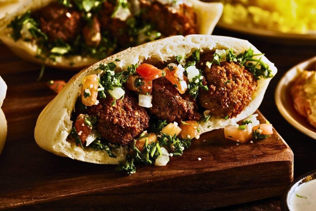 Esse sanduíche de falafel é um sonho vegano em cada mordida! Com toda a certeza, você vai amar!