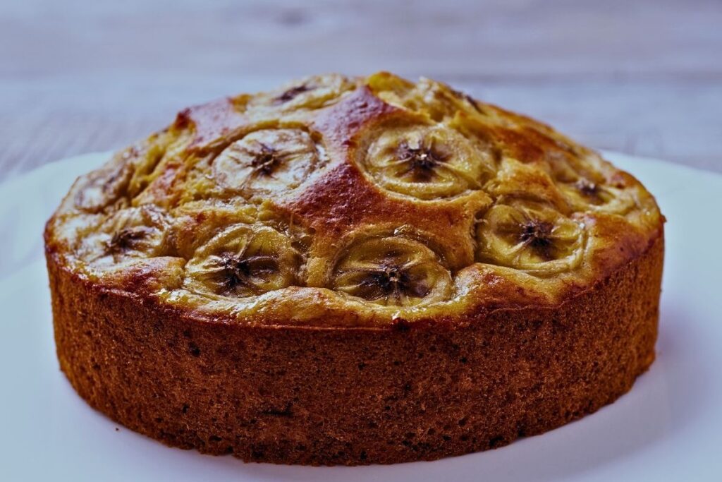 Bolo de banana caramelizada