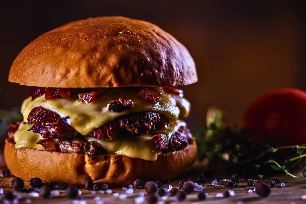 Grelhado dos Deuses: Hambúrguer de Carne com Queijo que Derrete na Boca! Faça agora!