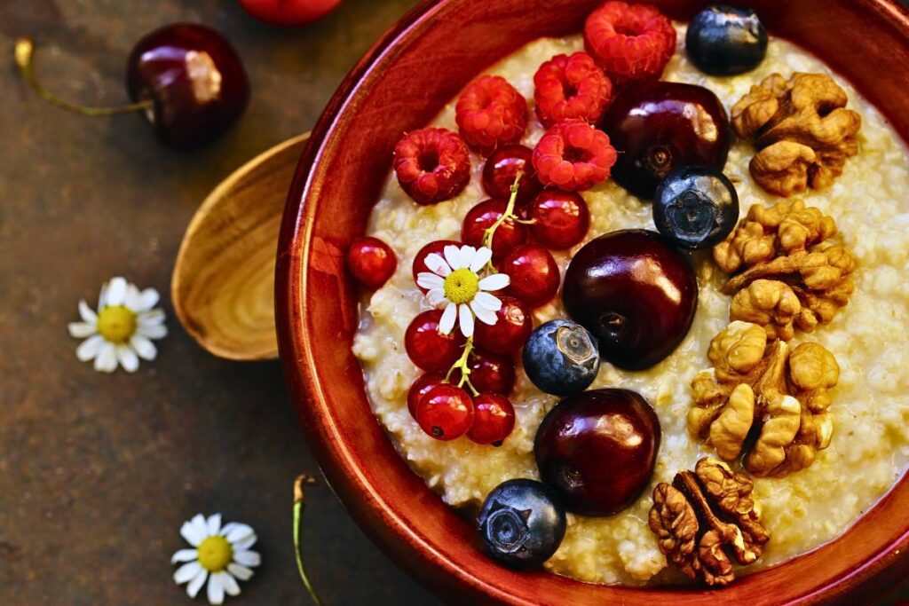 Desperte seu Dia com o Melhor Mingau de Aveia, Enobrecido com Frutas Frescas e Nozes Crocantes!