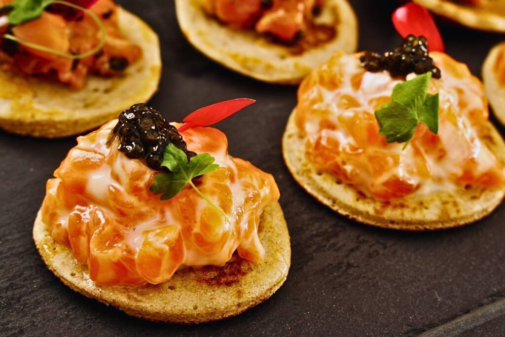 Deguste a Nobreza do Mar com Canapés de Salmão Defumado Perfeitos!