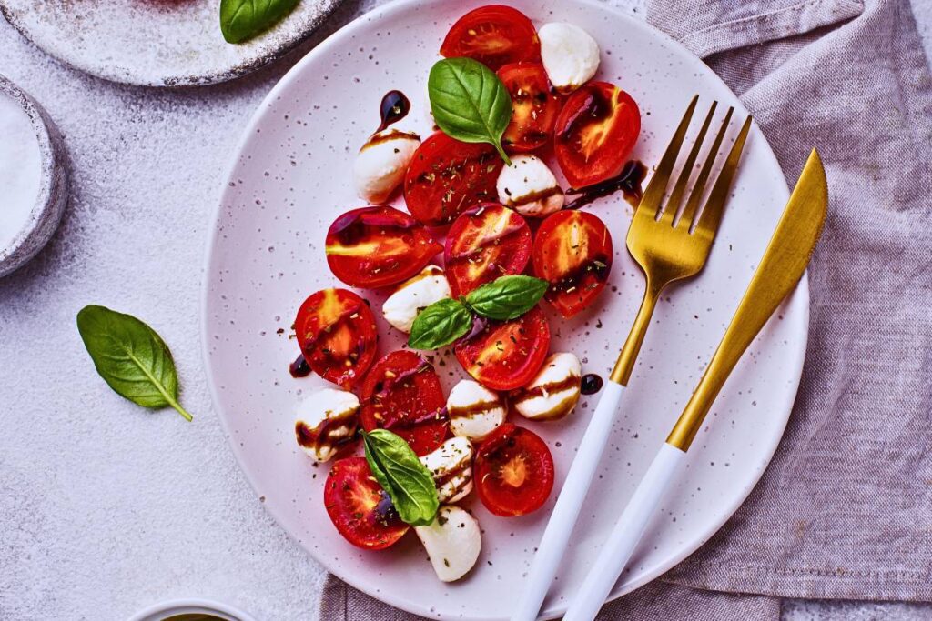 A Salada Caprese com Tomate e Mussarela é uma iguaria italiana que combina simplicidade com sabores frescos e vibrantes. Prove!