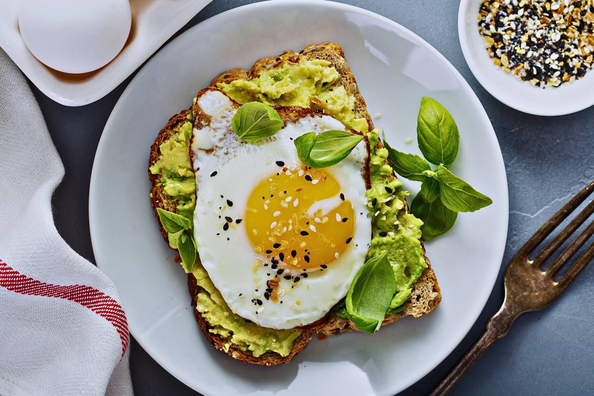 Torradas com Abacate e Ovo Poaché: Um Despertar Gourmet!