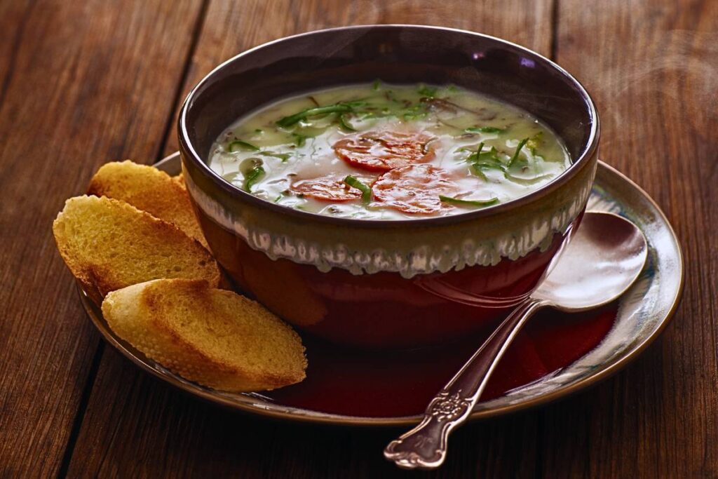 Delicioso Caldo Verde com Linguiça, uma Explosão de Sabor Tradicional!