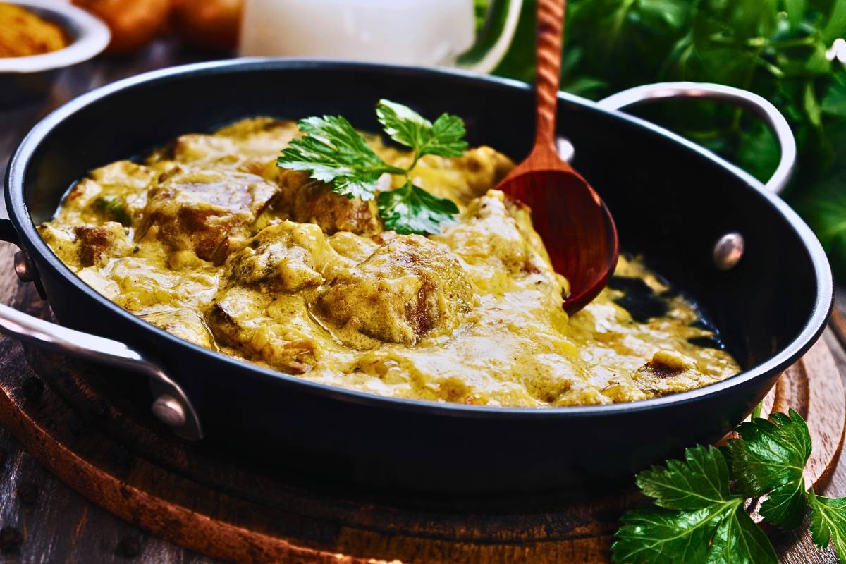 Encanto das Especiarias: Seu Molho de Curry Cremoso Ideal!