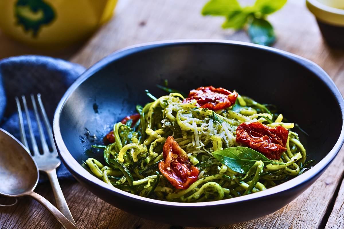 Delicioso Macarrão de Abobrinha ao Pesto! Encantador!