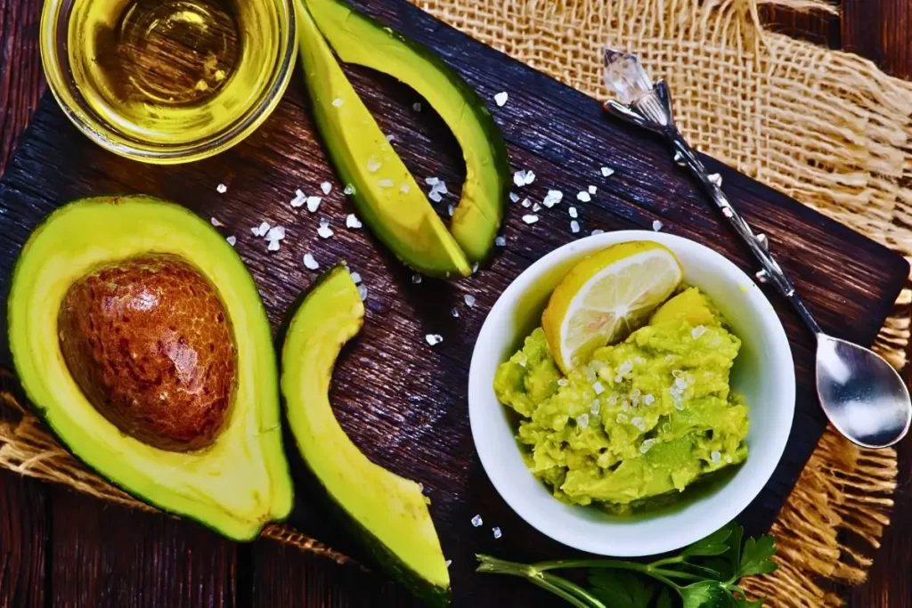 Este Patê de Abacate com Limão e Coentro é um aperitivo refrescante e cheio de sabor. Você vai adorar!