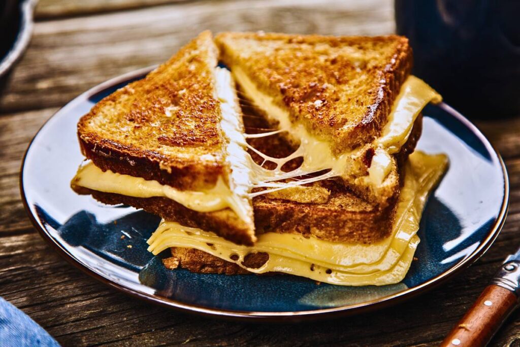 Prepare-se para um lanche incrivelmente gostoso! Este Sanduíche de Queijo Grelhado com Couve-Flor vai surpreender o seu paladar.