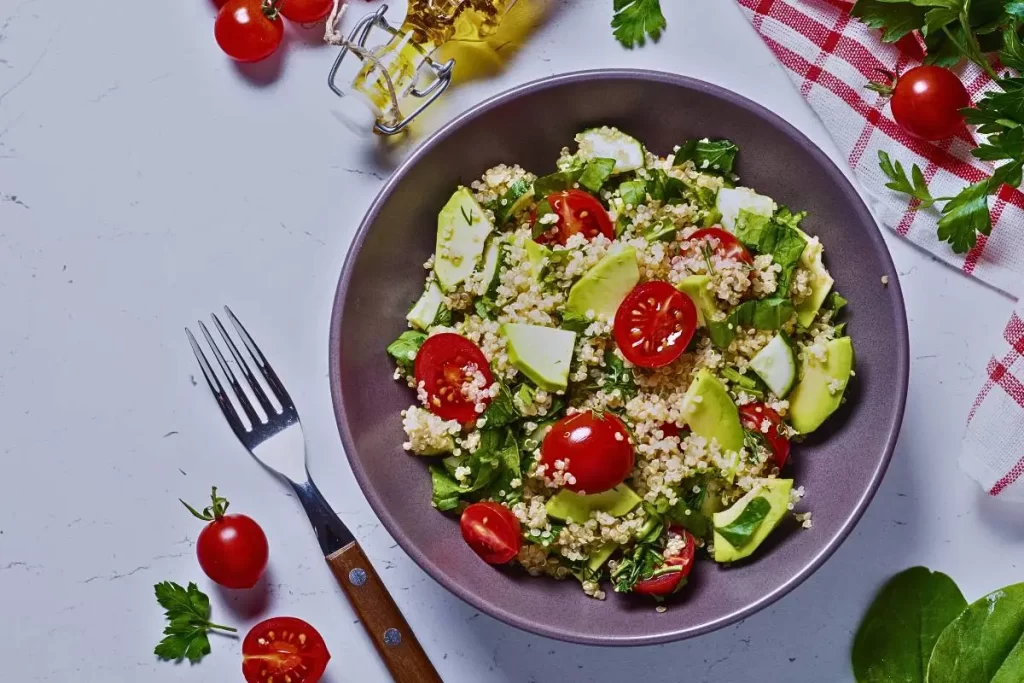 Esta Salada de Quinoa com Abacate e Tomate é uma opção incrível para sair da rotina na hora de preparar uma refeição nutritiva. Confira!