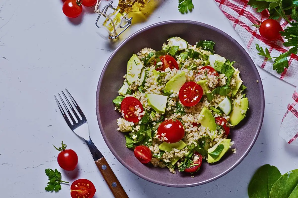 Salada de Quinoa com Abacate e Tomate! Delícia Vegana!