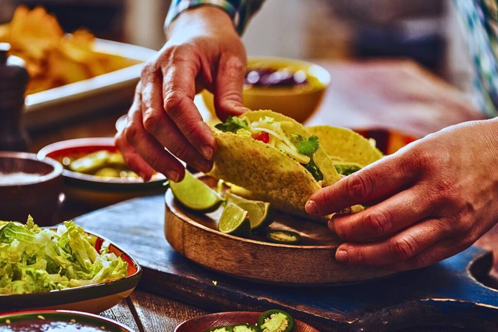 Noite Mexicana: Tacos com Sabor de Festa! Esta mistura de salsa e guacamole é incrível, todos vão amar!