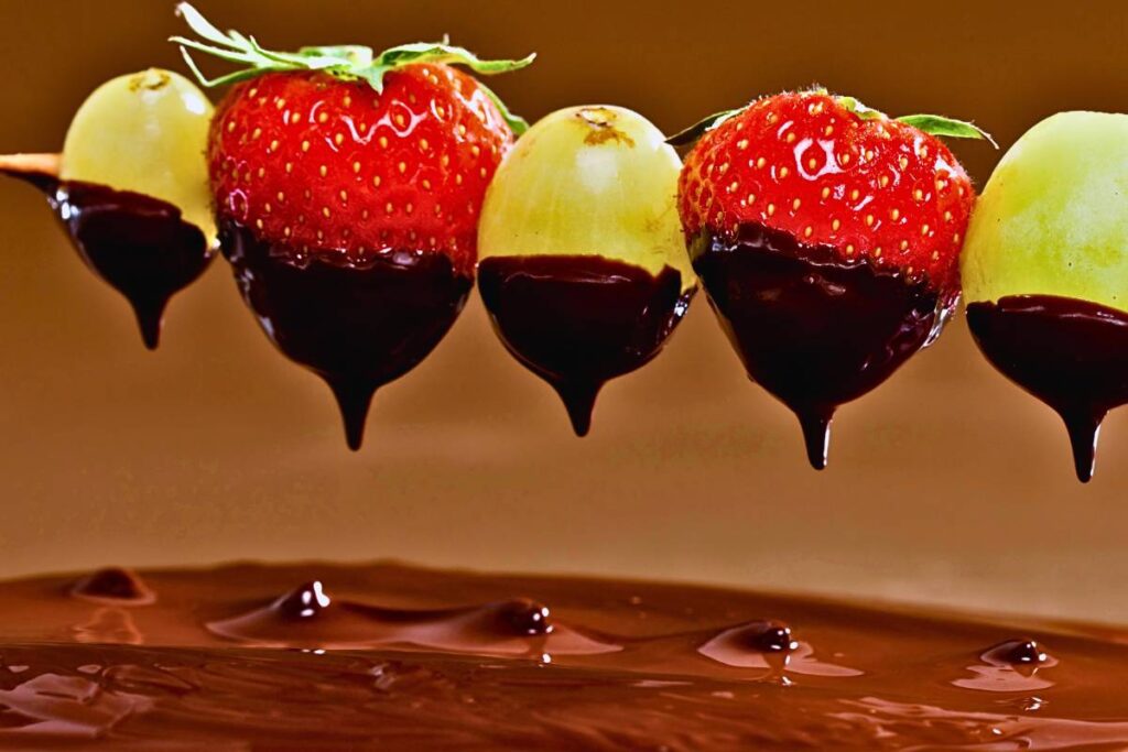 Este espetinho de frutas com chocolate é uma verdadeira festa para os sentidos! Venha conferir!