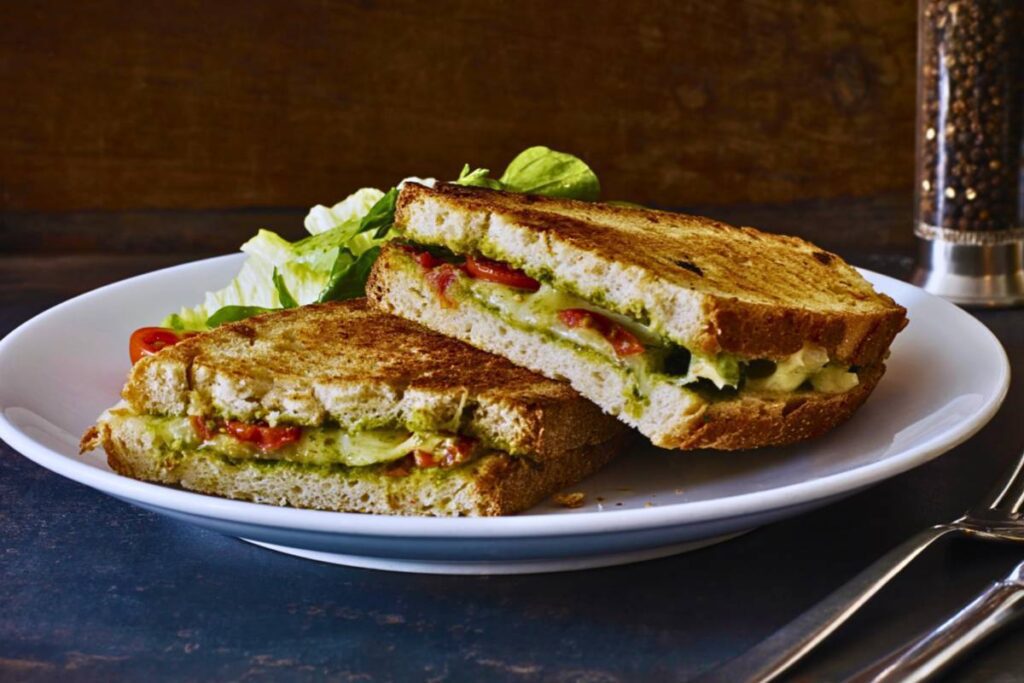 Esse Tostex de abobrinha, cream cheese e pesto: uma explosão de sabor e saúde! Você vai amar!