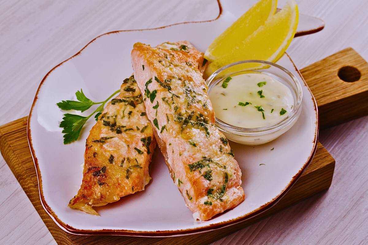 Delícias do Mar: Salmão ao Forno com Limão e Ervas Aromáticas!