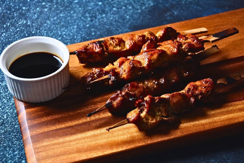 Nossos Espetinhos de Frango Grelhado com Molho Teriyaki, são a combinação perfeita que vai deixar você com água na boca.