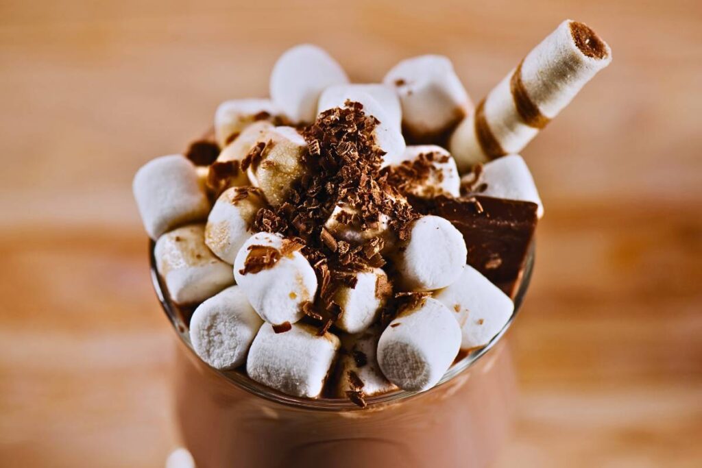 Sedução Gelada: Um Milkshake de Chocolate com a Doce Surpresa dos Marshmallows!