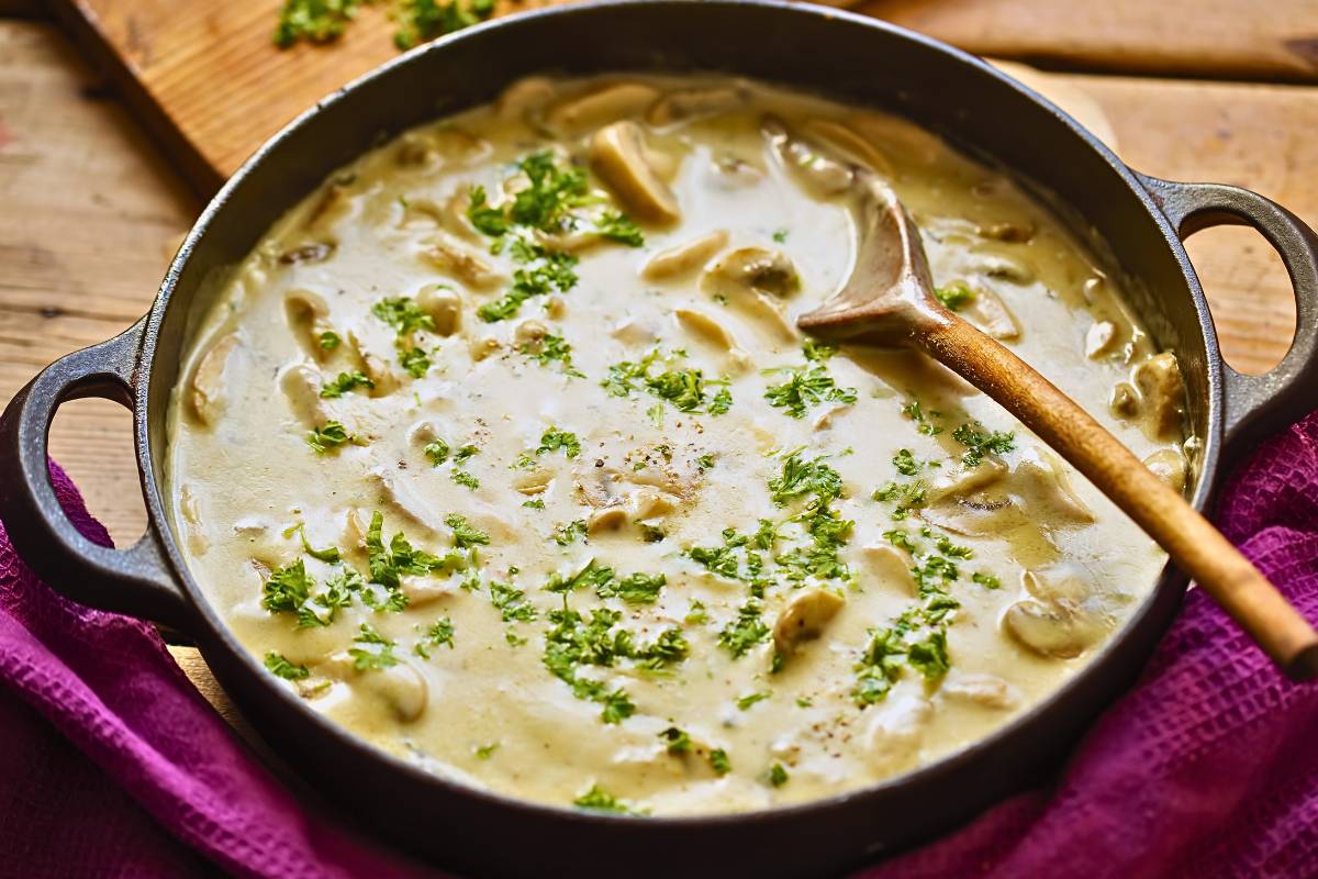 Encantamento à Mesa: Molho de Cogumelos com Vinho Branco!