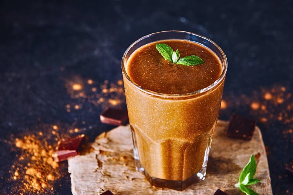 Este batido de chocolate com menta e creme de coco é a fusão perfeita para os dias quentes. Venha provar!