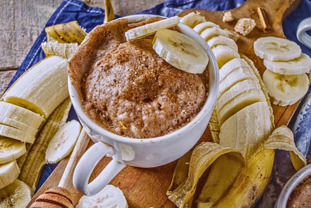 Um Doce Toque Tropical em Minutos com Bolinhos de Banana de Micro-Ondas