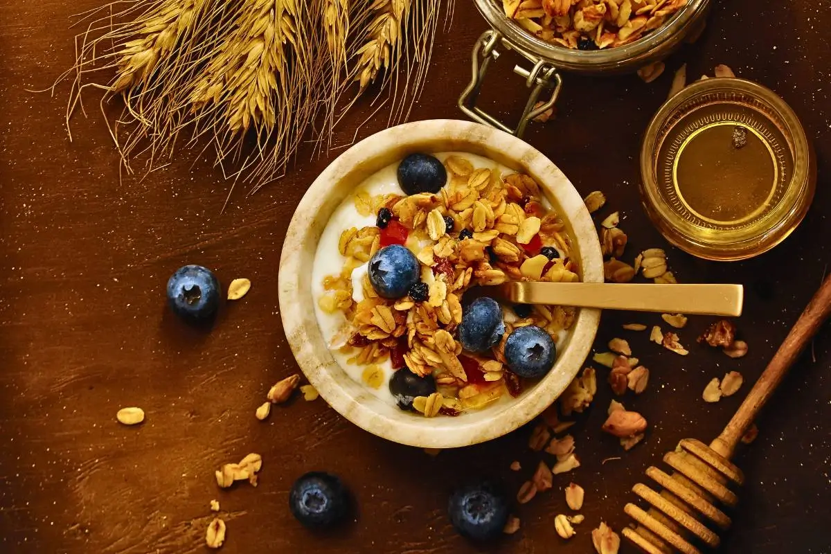 Delícia Matinal: Cereal Fit com Mel e Frutas para um Café da Manhã Revigorante
