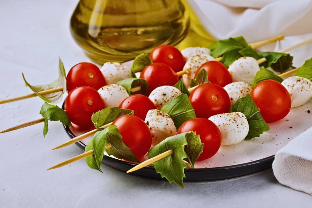 Pequenas Mordidas, Grandes Delícias: Espetinhos de Tomate Cereja e Mozzarella para Alegrar seu Dia!