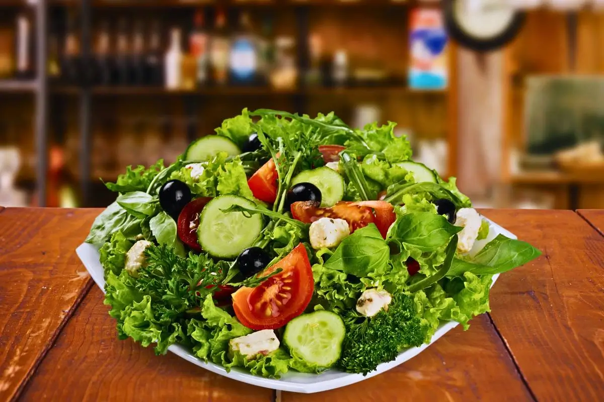 Descubra a Frescor e Nutrição que Só Nossa Salada de Folhas Verdes Oferece!