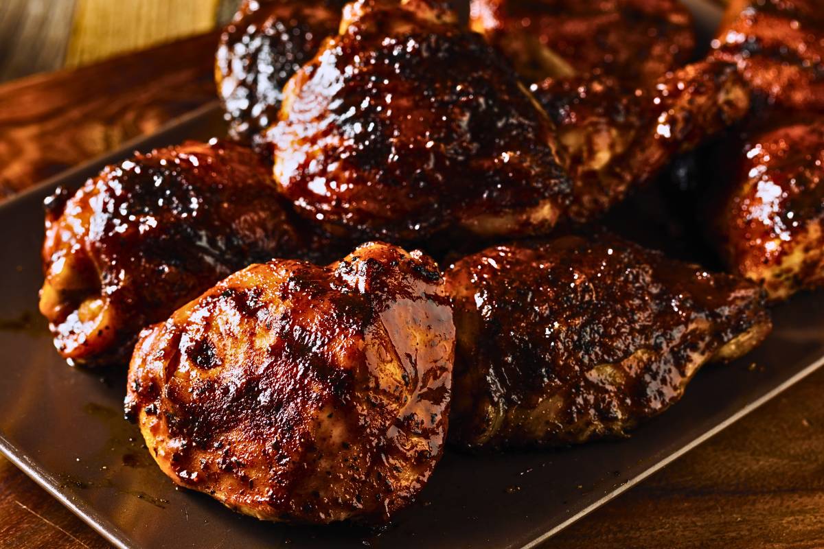 Sabor e Aroma: Coxas de Frango Assadas em Molho Barbecue!