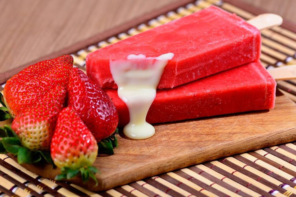 Sorvete e Doce de Leite em Harmonia: Faça hoje uma irresistível Paleta Mexicana de Morango com Leite Condensado!