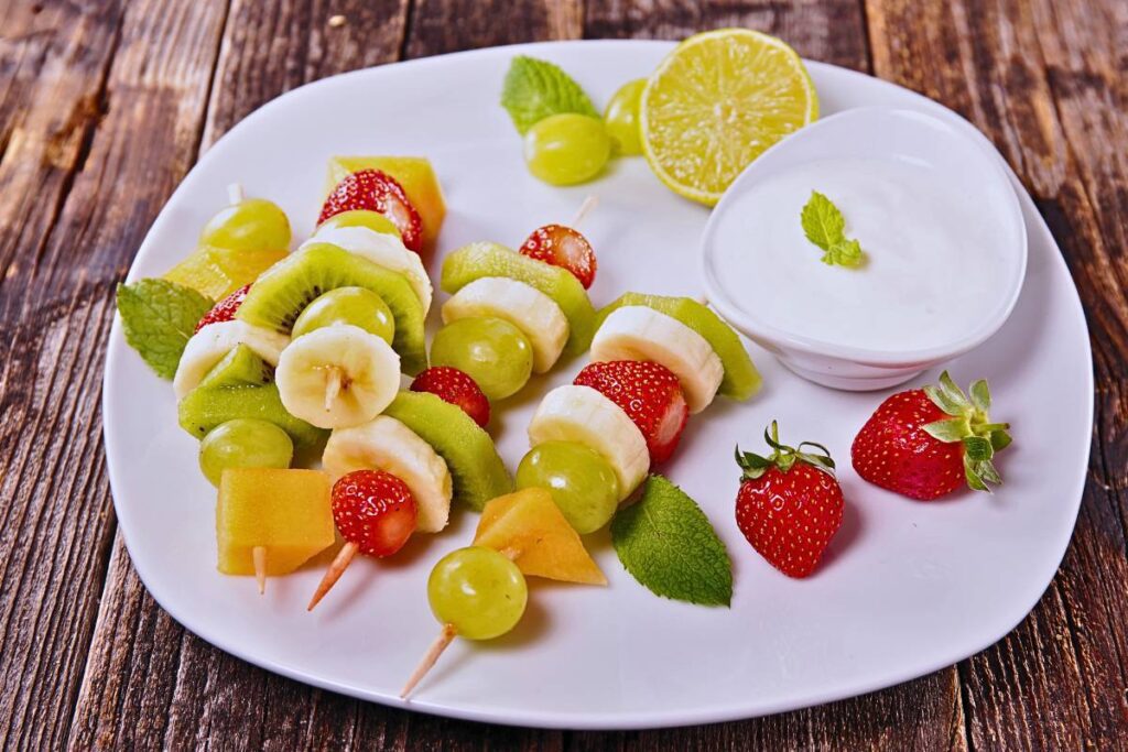 Desperte Seus Sentidos com Espetinhos de Frutas e Molho de Iogurte: Uma Combinação Perfeita de Sabor e Saúde!