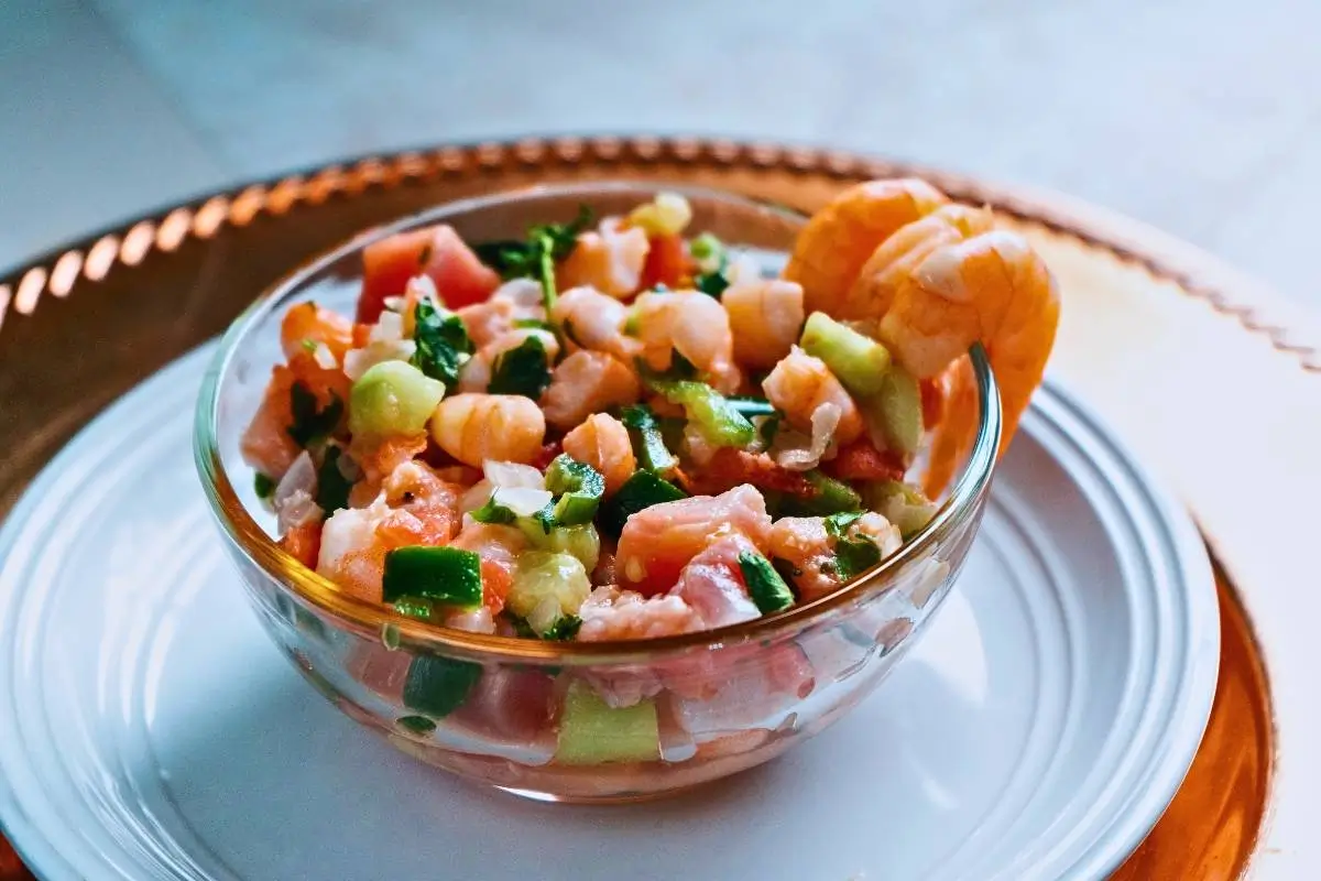 Ceviche com Chips de Legumes: Uma Combinação Leve e Irresistível!