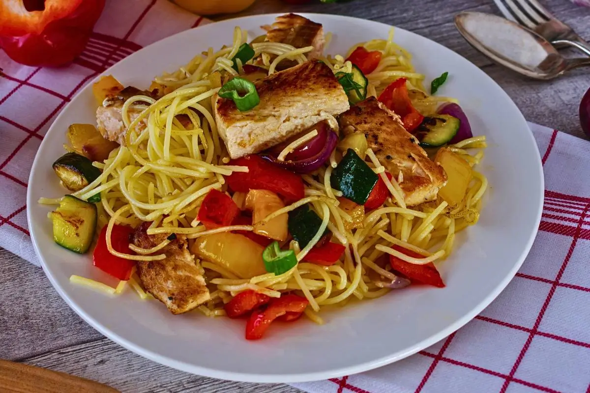 Sua Nova Paixão Gastronômica: Peixe com Espaguete de Legumes, Simples e Deslumbrante!