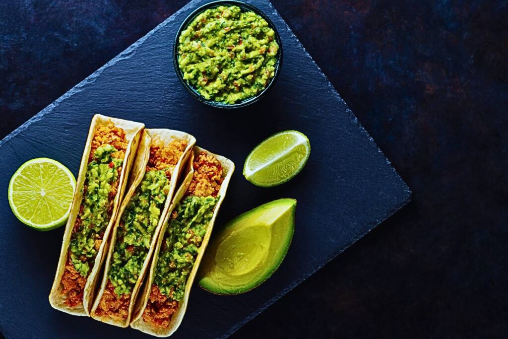 Descubra o Sabor Vibrante dos Tacos de Frango com Molho de Abacate: Uma Combinação Perfeita para Agitar Seu Paladar!