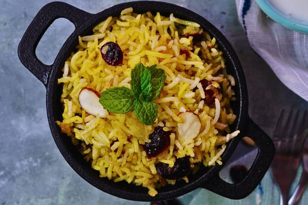 Transforme sua mesa com um toque gourmet: Arroz com Castanhas e Uvas Passas!