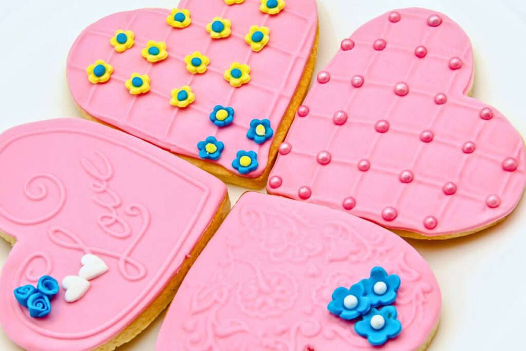 Transforme seu Lanche em uma Festa de Cores e Sabores com os Biscoitos de Manteiga com Glacê Colorido!