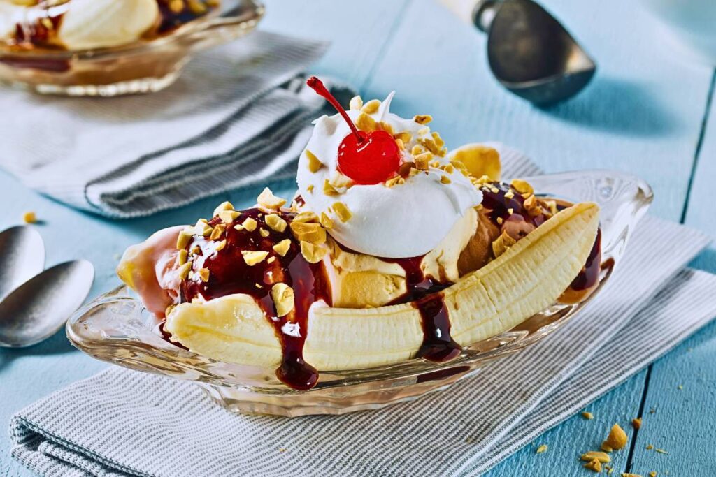 Descubra o prazer de saborear uma Banana Split com Cobertura de Chocolate que é pura sedução!