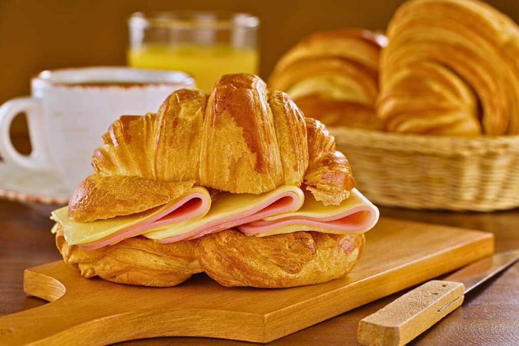 Embarque numa Viagem de Sabor com o Croissant de Presunto e Queijo!