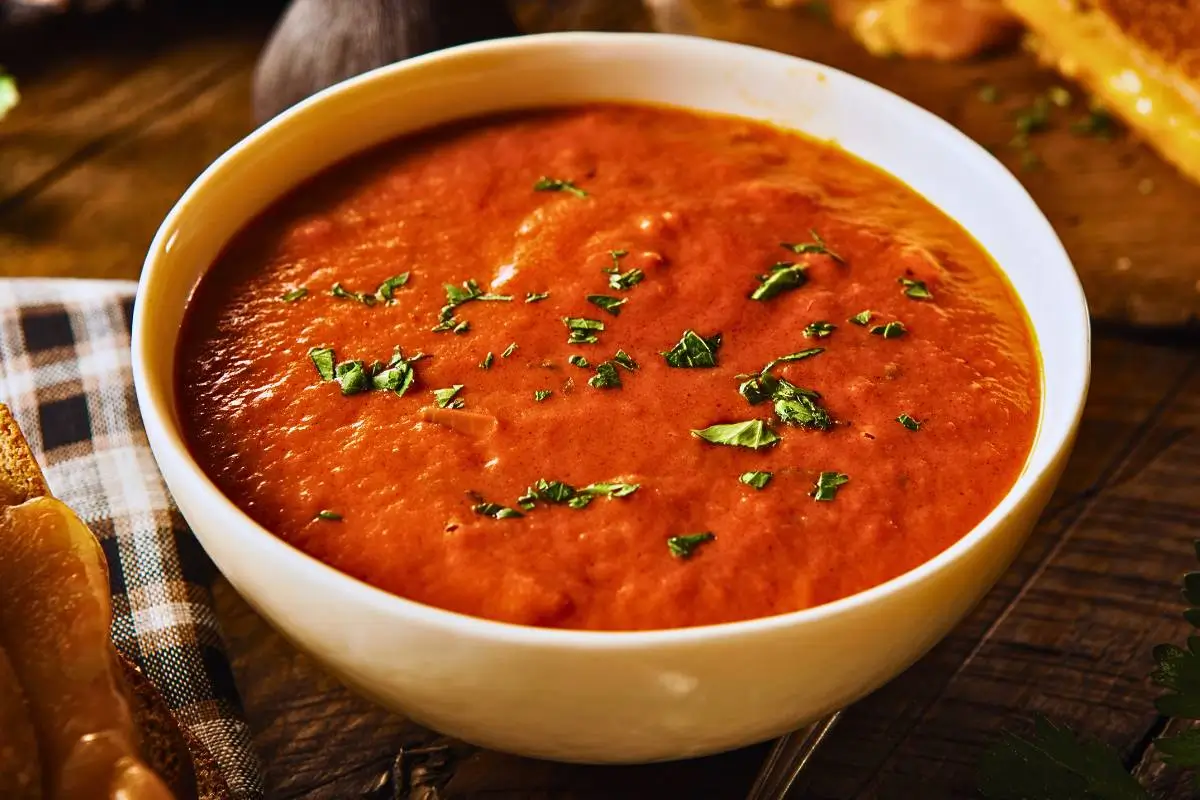 Uma Confortável Carícia no Paladar com a Sopa de Tomate!