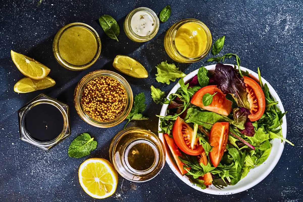 Salada Verde com Molho de Mostarda e Farofa: Um Toque Gourmet no Seu Dia!