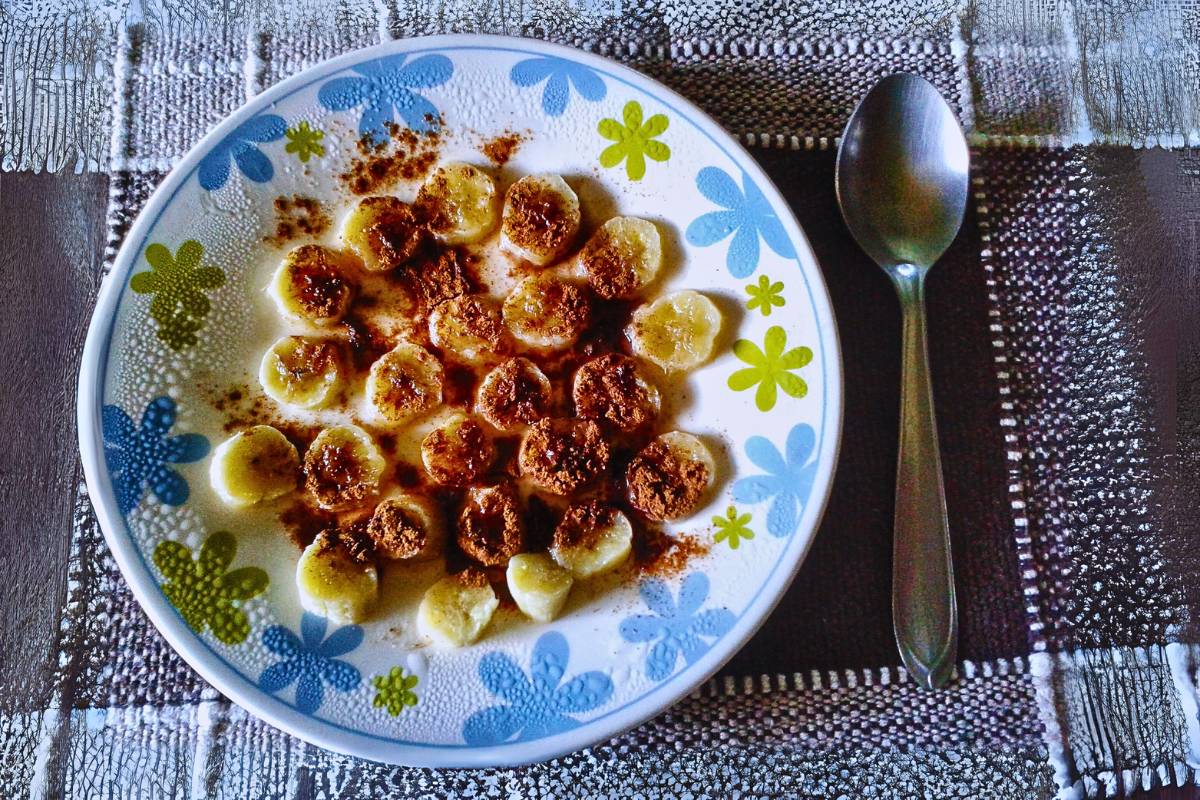 Delícia Rápida: Banana com Canela no Micro-ondas pro Lanche!