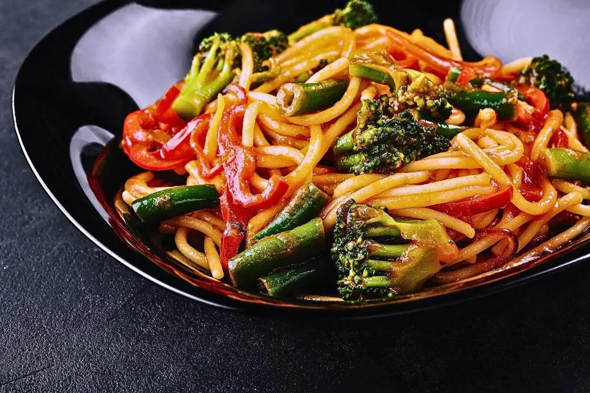 Delícia Nutritiva: Espaguete Integral com Legumes para Todo Dia!