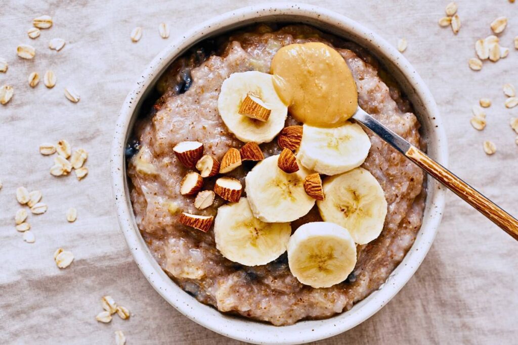 Sua Nova Manhã Favorita: Aveia com Banana e Amêndoas em Instantes!