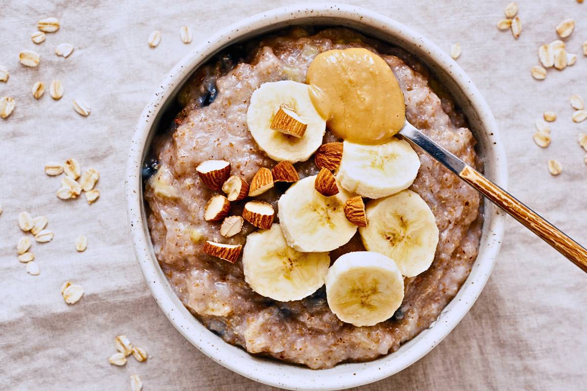 Aveia com Banana e Amêndoas no Micro-ondas! Saúde na Tigela!