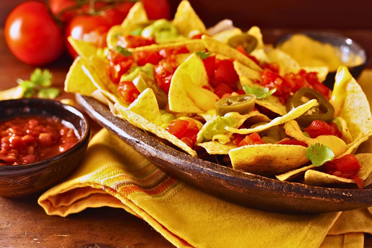 Descubra a Magia dos Nachos Caseiros com Salsa de Tomate!