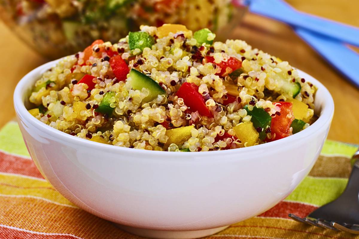 Descubra a Salada de Quinoa com Pepino e Hortelã! Delícia!