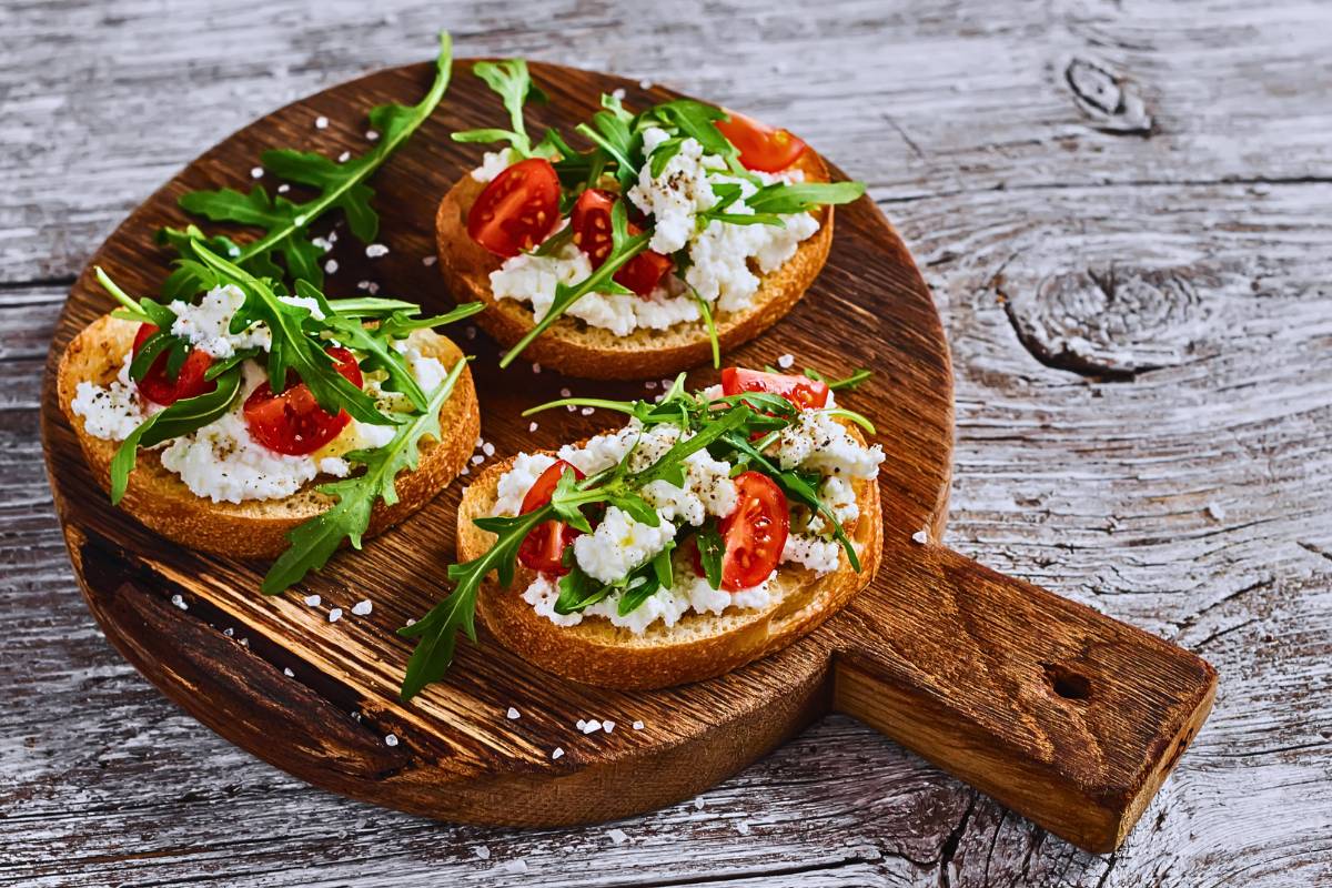 Veja como fazer: Tostex de Rúcula e Queijo Feta na Sanduicheira!